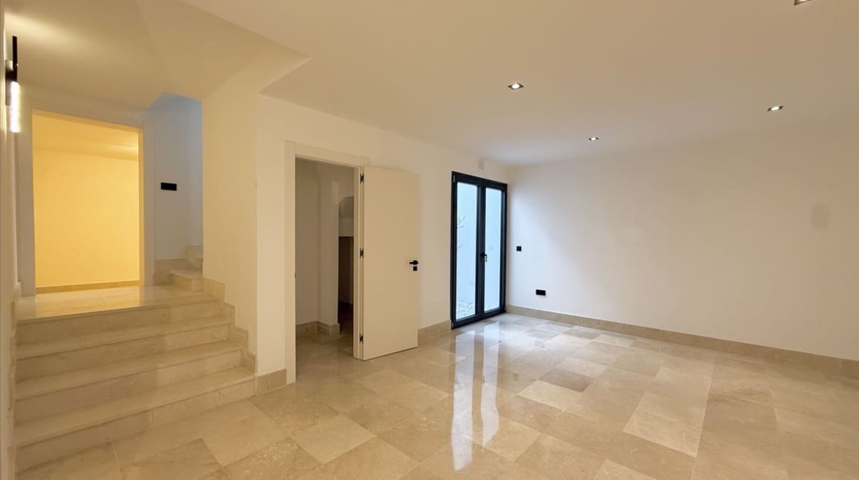 5 bedroom Villa for sale in Nueva Andalucia with pool garage - € 2,200,000 (Ref: 9677070)