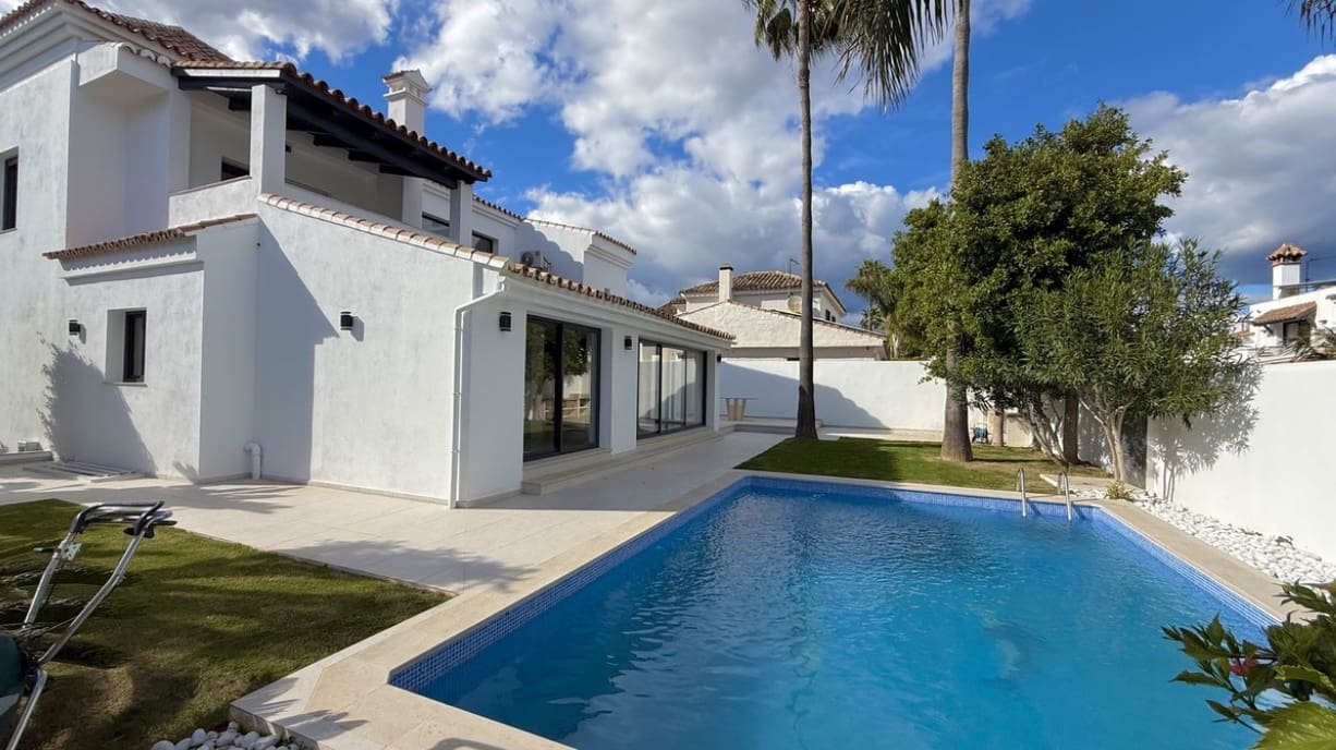 5 bedroom Villa for sale in Nueva Andalucia with pool garage - € 2,200,000 (Ref: 9677070)