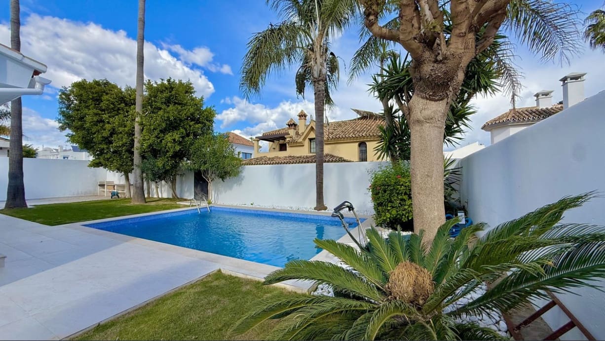5 bedroom Villa for sale in Nueva Andalucia with pool garage - € 2,200,000 (Ref: 9677070)