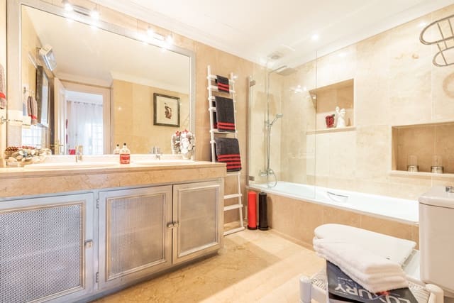2 bedroom Townhouse for sale in Aloha Golf, Marbella with pool garage - € 550,000 (Ref: 9679698)