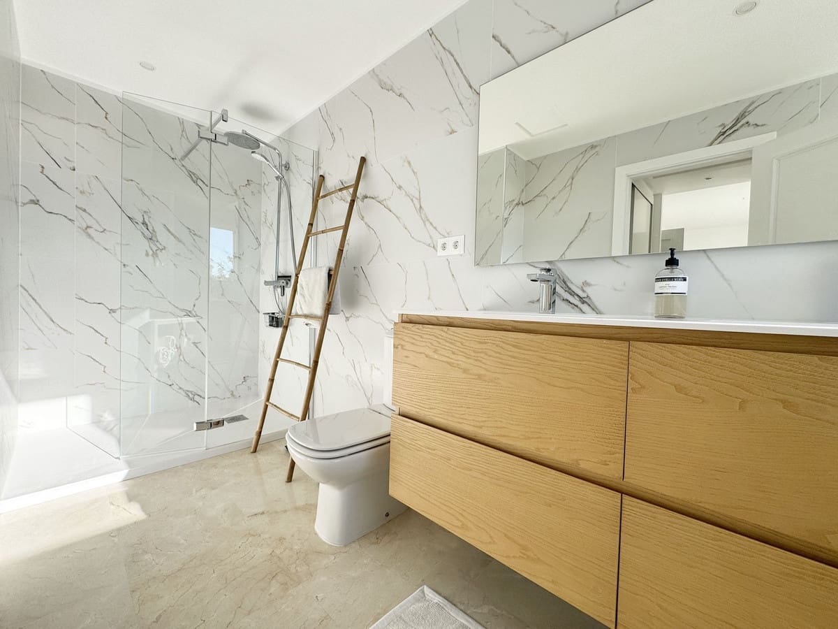 Ático de 2 habitaciones en Marbella en venta con piscina - 895.000 € (Ref: 9679700)