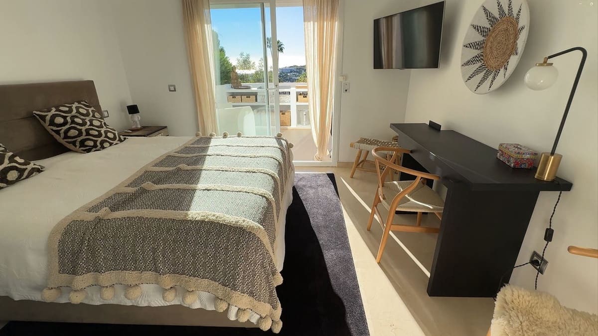 Ático de 2 habitaciones en Marbella en venta con piscina - 895.000 € (Ref: 9679700)