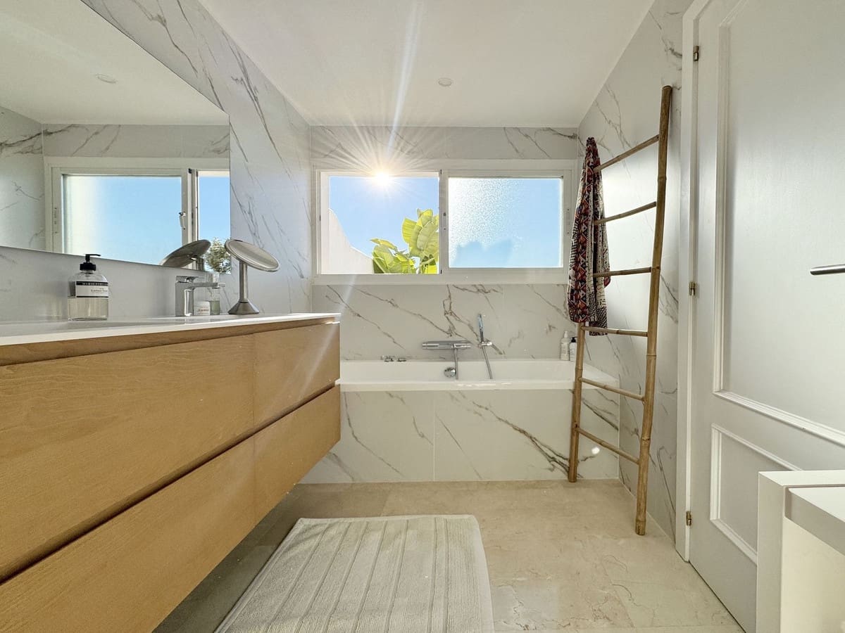 Ático de 2 habitaciones en Marbella en venta con piscina - 895.000 € (Ref: 9679700)