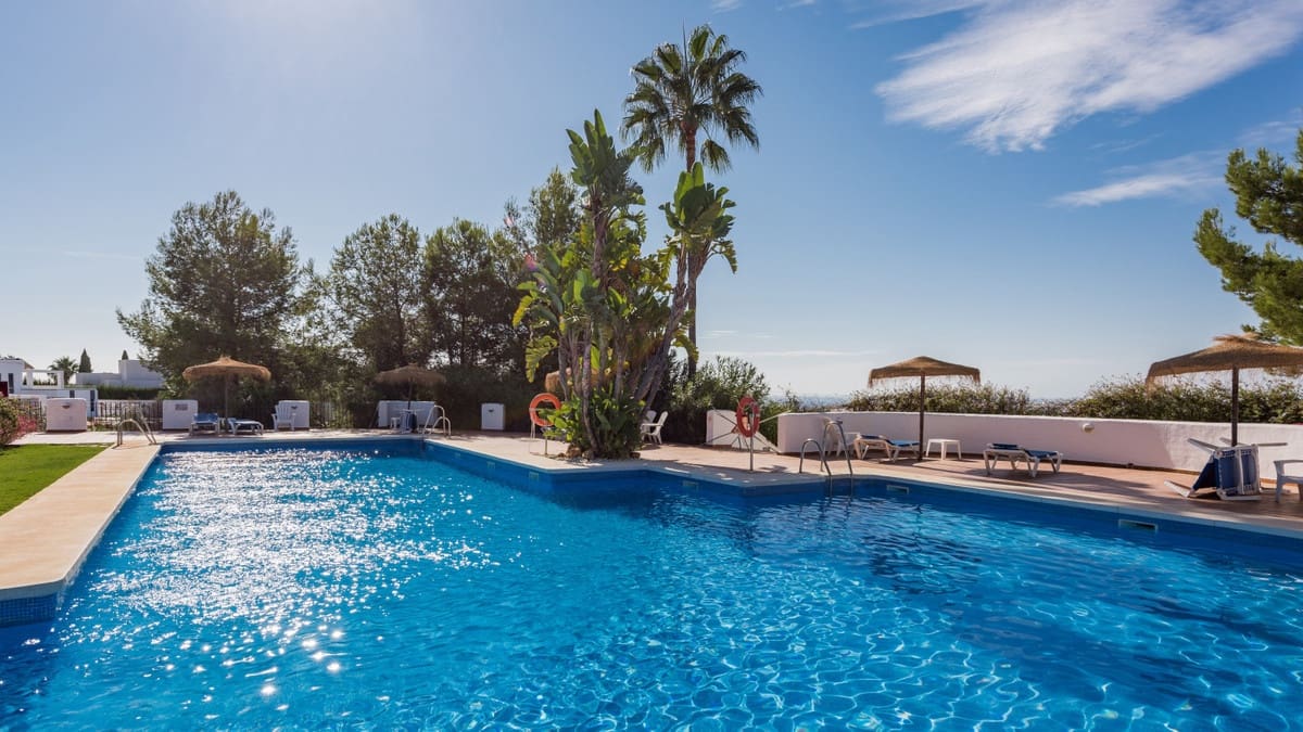 Ático de 2 habitaciones en Marbella en venta con piscina - 895.000 € (Ref: 9679700)