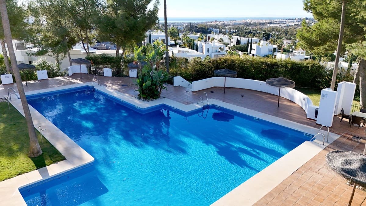 Ático de 2 habitaciones en Marbella en venta con piscina - 895.000 € (Ref: 9679700)