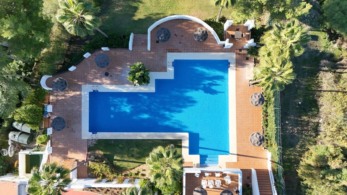 Ático de 2 habitaciones en Marbella en venta con piscina - 895.000 € (Ref: 9679700)