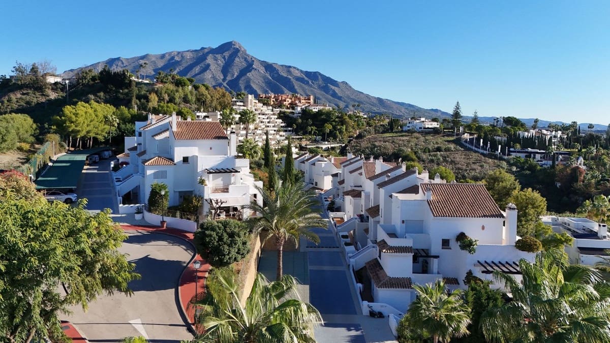 2 quarto Penthouse para venda em Marbella com piscina - 895 000 € (Ref: 9679700)