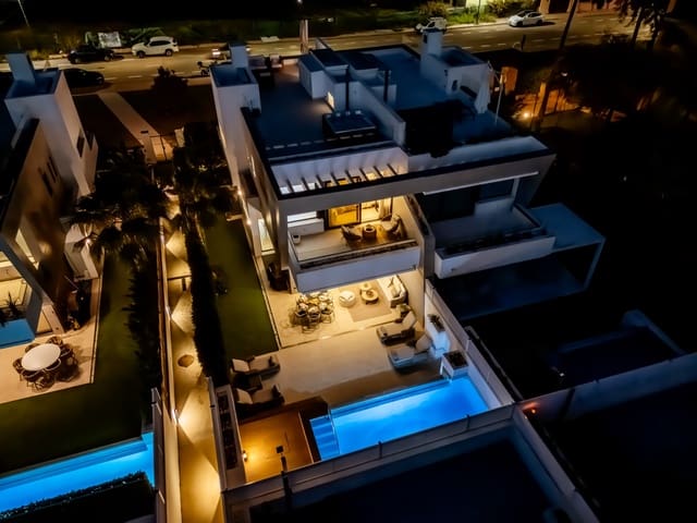 5 soveværelse Semi-Rækkehus til salg i Puerto Banus, Marbella med swimmingpool garage - € 2.585.000 (Ref: 9695171)