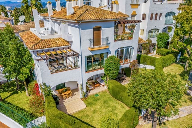 2 chambre Appartement à vendre à Nueva Andalucía Centro, Marbella avec piscine garage - 789 000 € (Ref: 9695172)