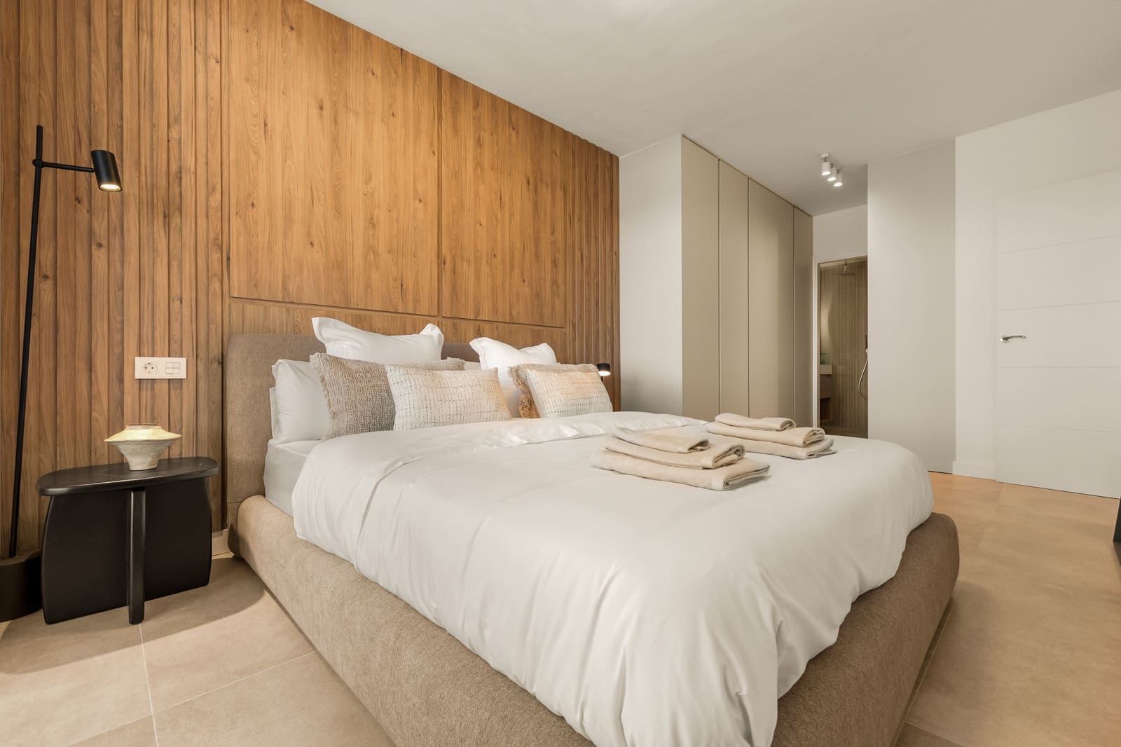 2 bedroom Apartment for sale in Nueva Andalucia with pool garage - € 690,000 (Ref: 9711851)