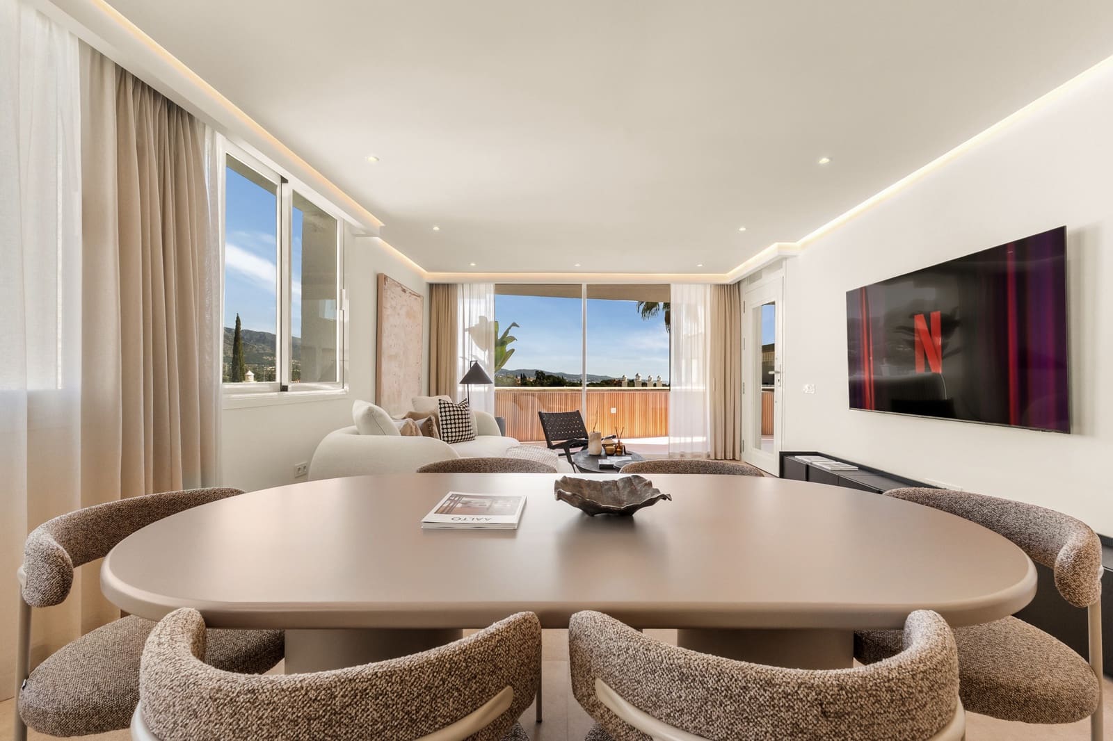 2 soverom Leilighet til salgs i Nueva Andalucia med svømmebasseng garasje - € 690 000 (Ref: 9711851)