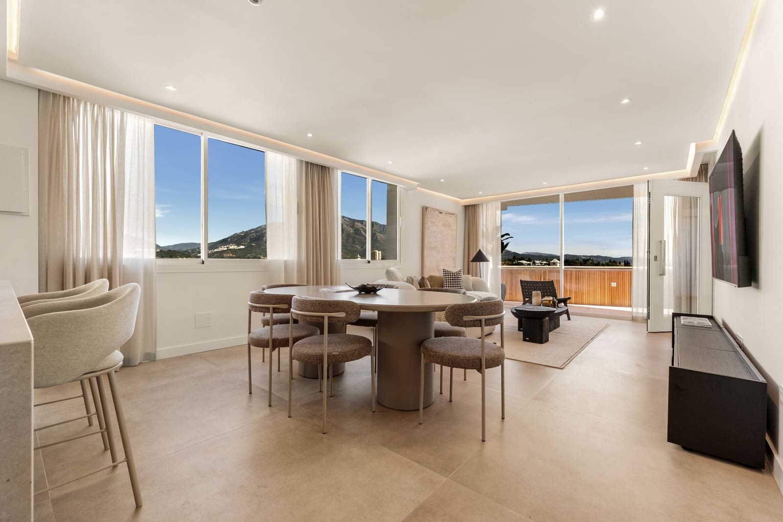 2 soverom Leilighet til salgs i Nueva Andalucia med svømmebasseng garasje - € 690 000 (Ref: 9711851)
