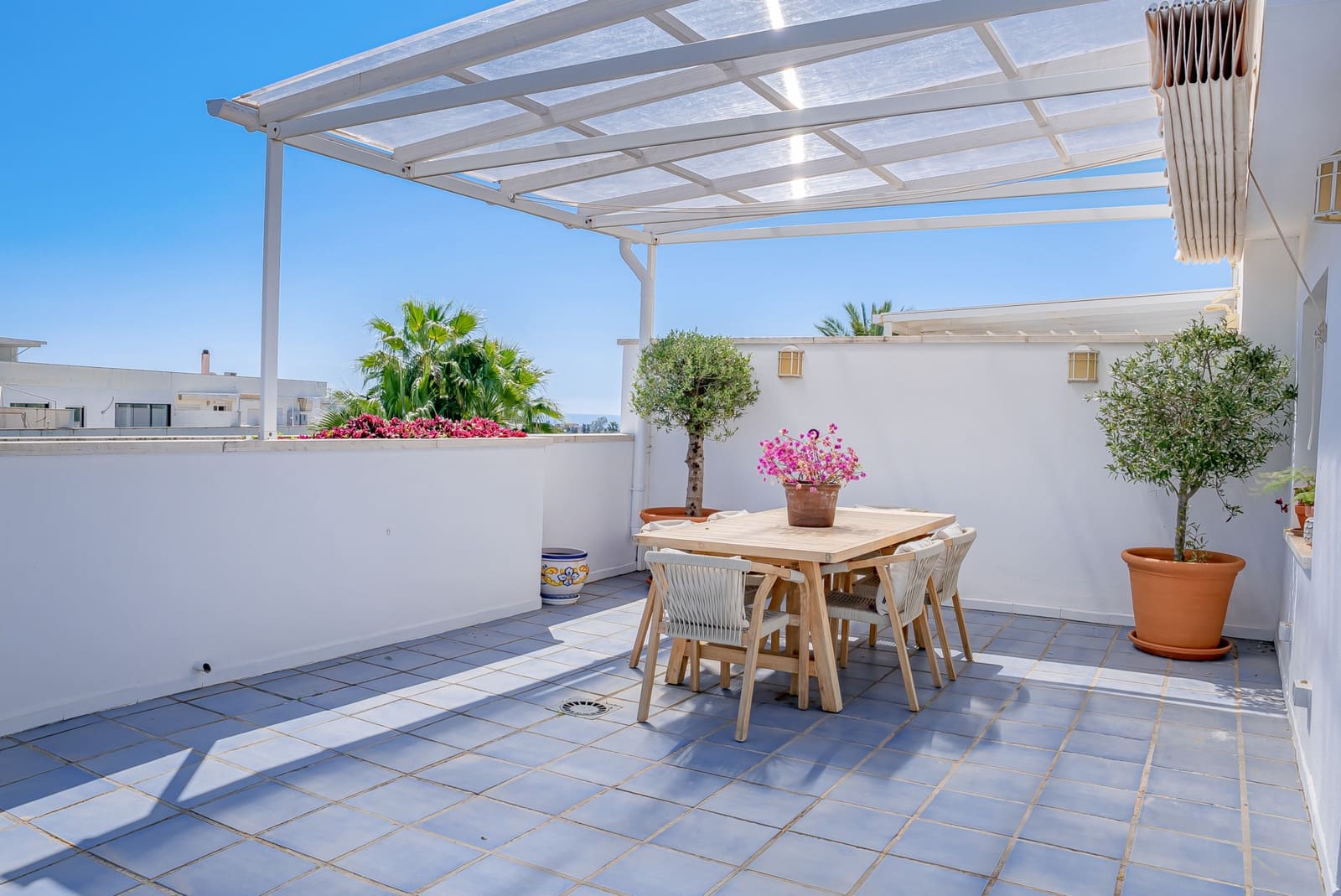 2 soverom Penthouse til salgs i Marbella med svømmebasseng garasje - € 450 000 (Ref: 9721501)