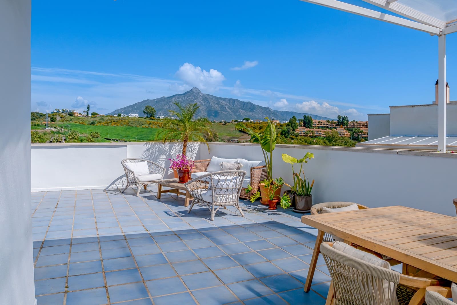 2 soverom Penthouse til salgs i Marbella med svømmebasseng garasje - € 450 000 (Ref: 9721501)