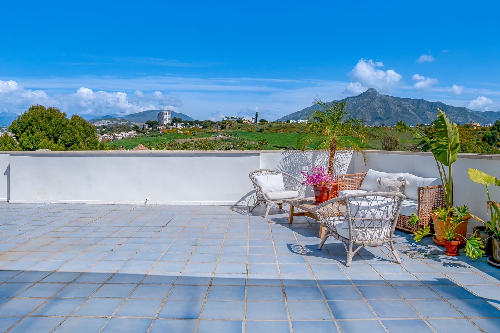 2 soverom Penthouse til salgs i Marbella med svømmebasseng garasje - € 450 000 (Ref: 9721501)