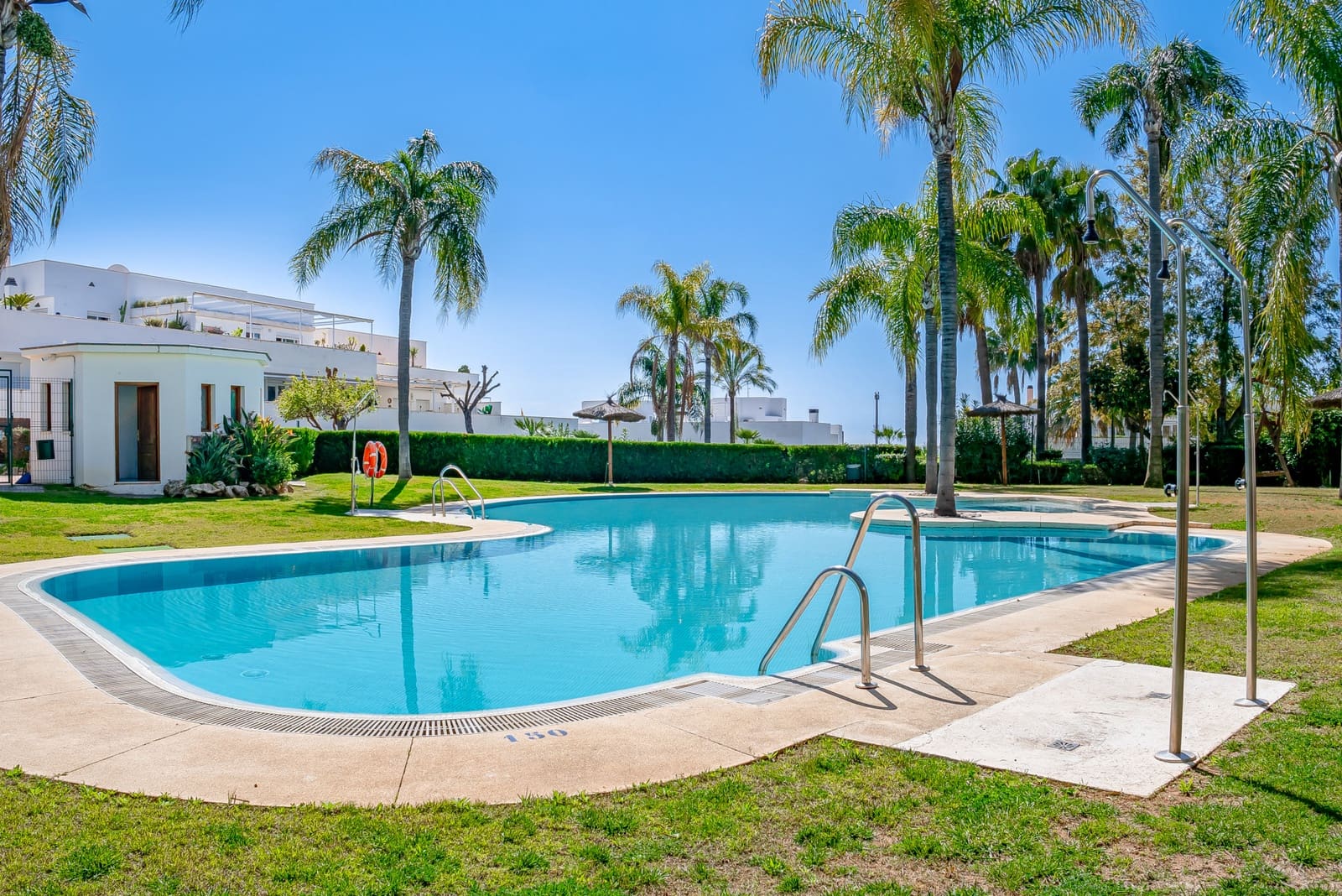 2 soverom Penthouse til salgs i Marbella med svømmebasseng garasje - € 450 000 (Ref: 9721501)