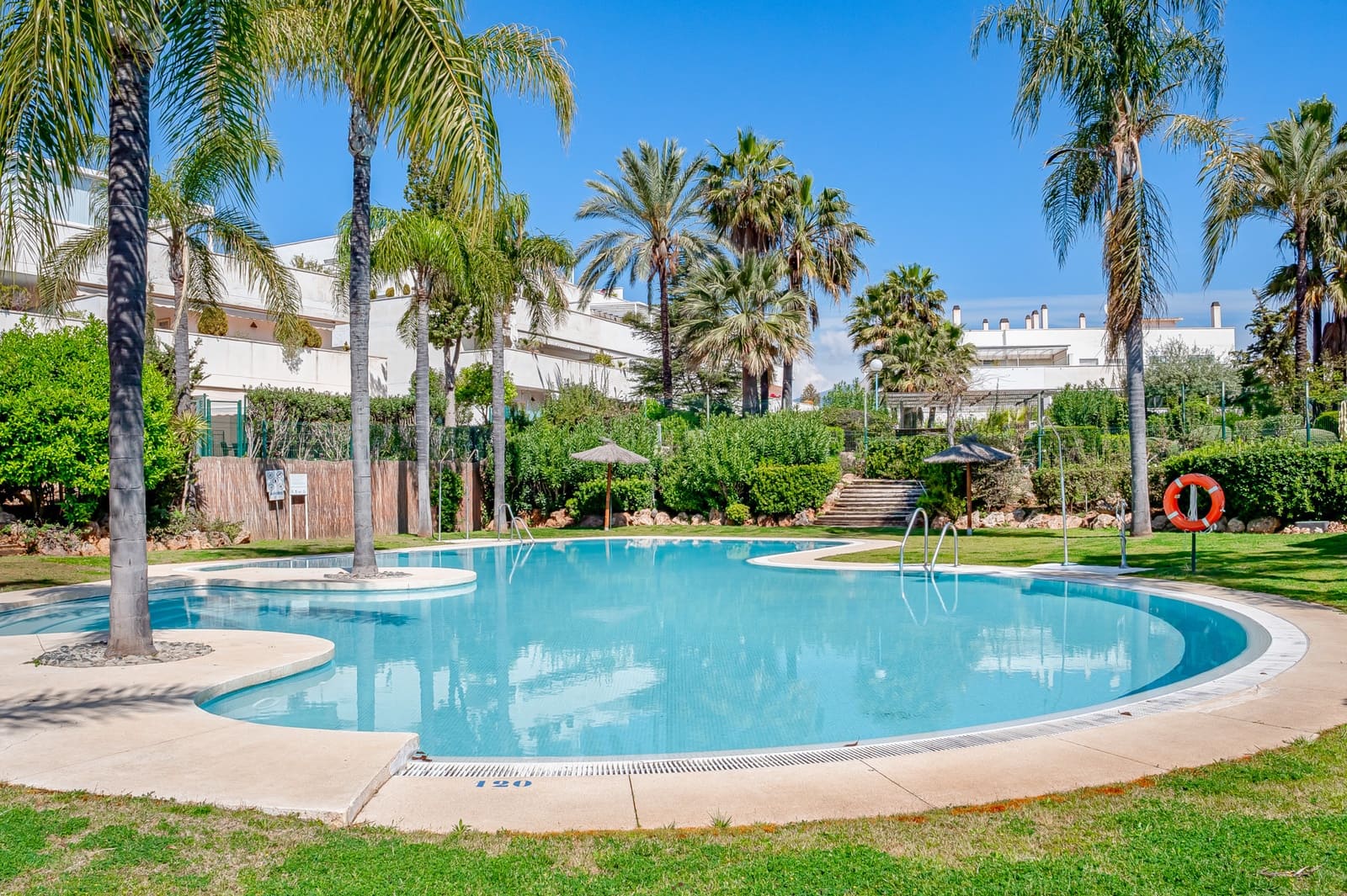 2 soverom Penthouse til salgs i Marbella med svømmebasseng garasje - € 450 000 (Ref: 9721501)