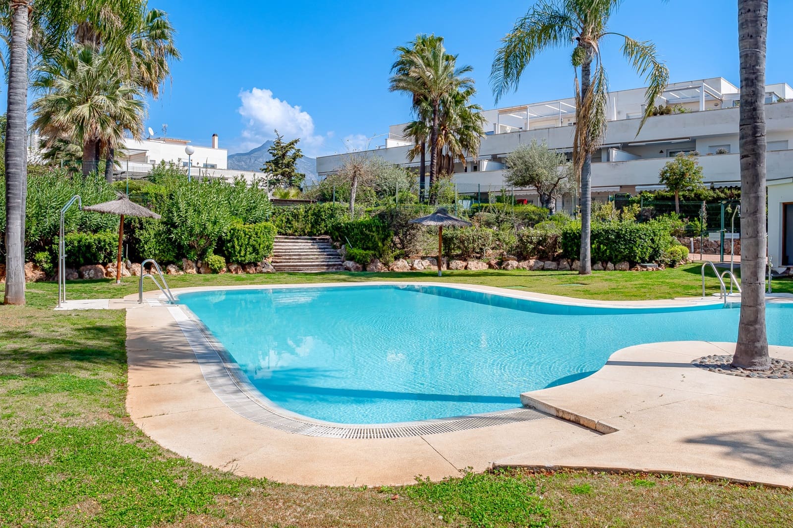 2 soverom Penthouse til salgs i Marbella med svømmebasseng garasje - € 450 000 (Ref: 9721501)