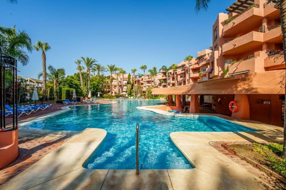 2 bedroom Apartment for sale in Golden Mile with pool garage - € 650,000 (Ref: 9721502)