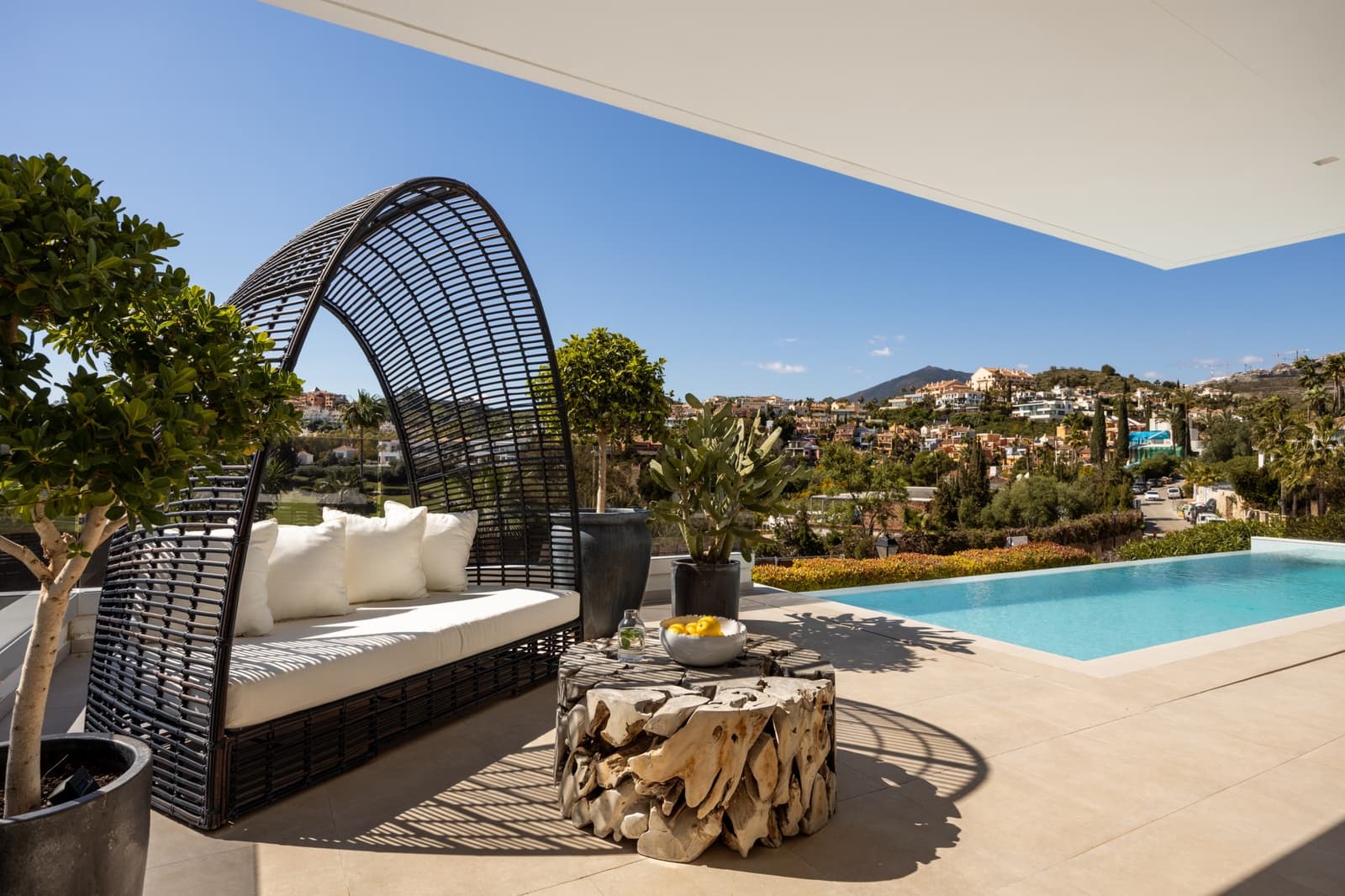 4 chambre Villa/Maison à vendre à Nueva Andalucia avec piscine garage - 4 295 000 € (Ref: 9721504)