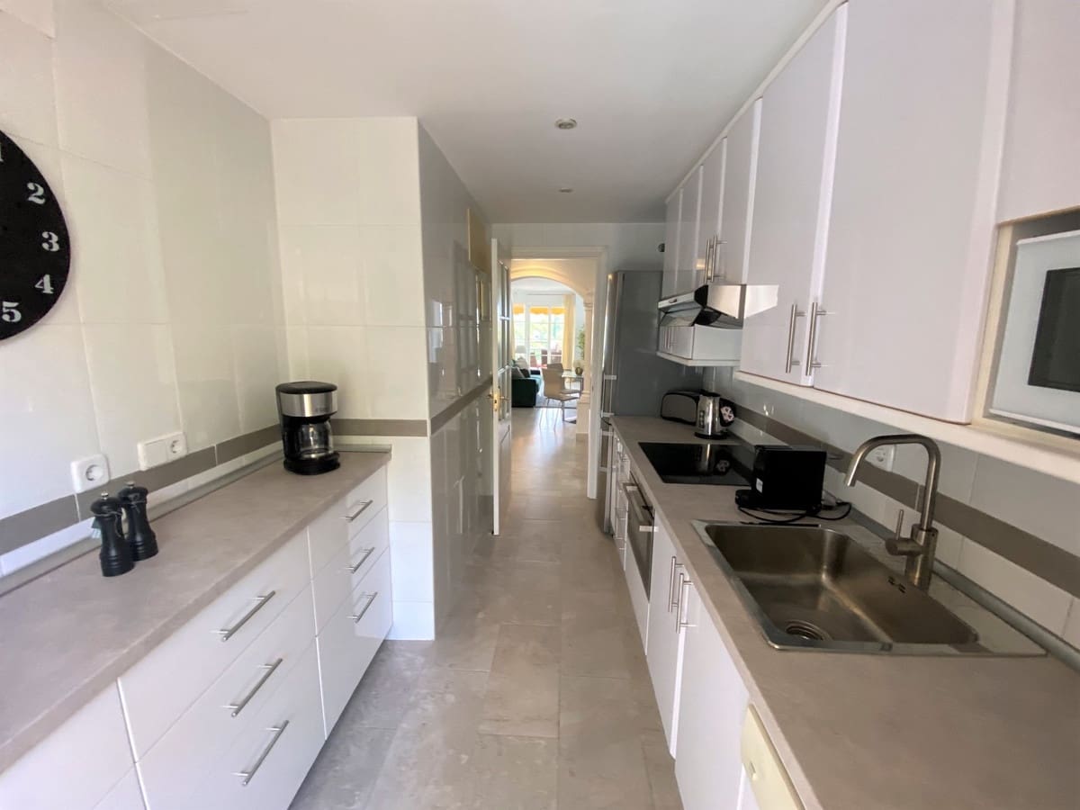 2 bedroom Apartment for sale in Nueva Andalucia with pool garage - € 485,000 (Ref: 9726542)