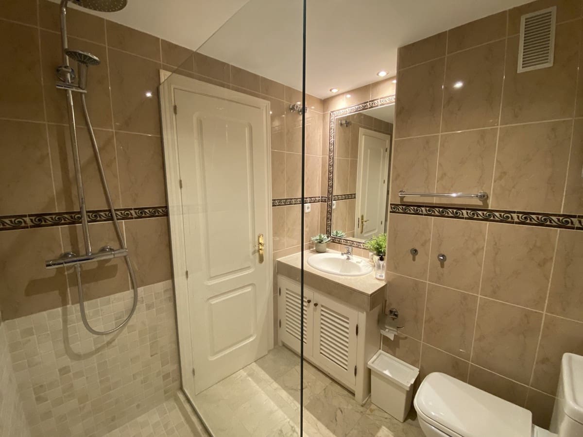 2 bedroom Apartment for sale in Nueva Andalucia with pool garage - € 485,000 (Ref: 9726542)