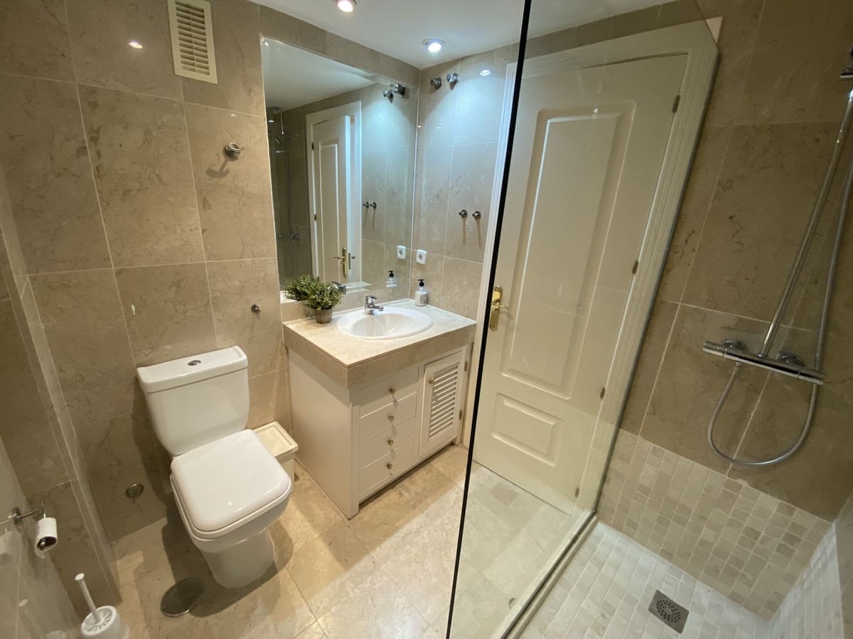 2 bedroom Apartment for sale in Nueva Andalucia with pool garage - € 485,000 (Ref: 9726542)