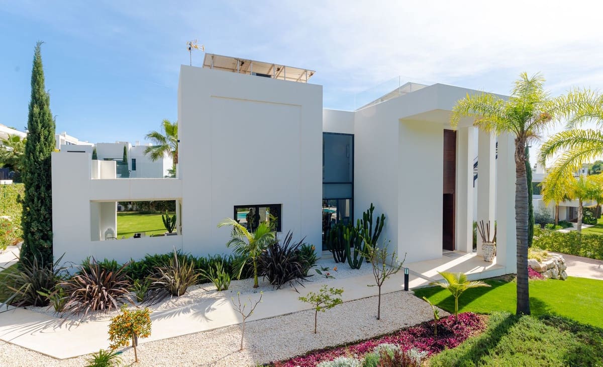 6 bedroom Villa for sale in Nueva Andalucia with pool garage - € 4,100,000 (Ref: 9726543)