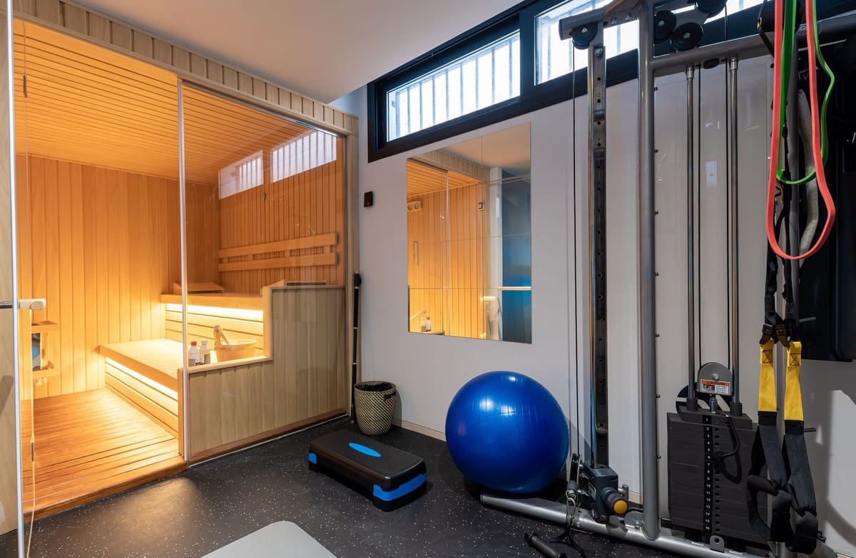 6 bedroom Villa for sale in Nueva Andalucia with pool garage - € 4,100,000 (Ref: 9726543)