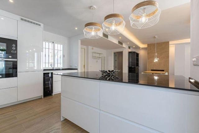 3 makuuhuone Huoneisto myytävänä paikassa Marbella mukana uima-altaan - 599 000 € (Ref: 9726545)
