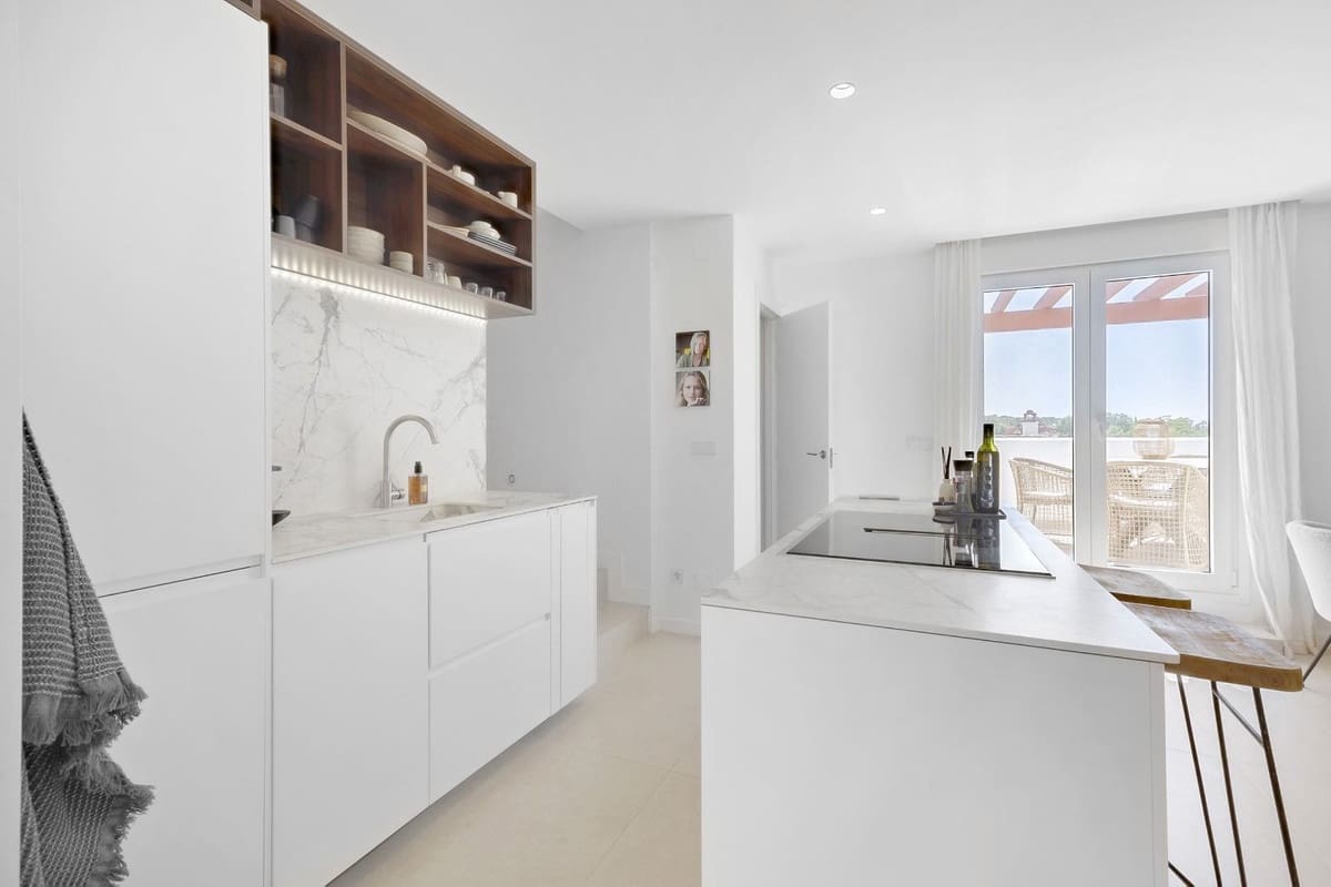 3 soverom Penthouse til salgs i Nueva Andalucia med svømmebasseng garasje - € 695 000 (Ref: 9726546)