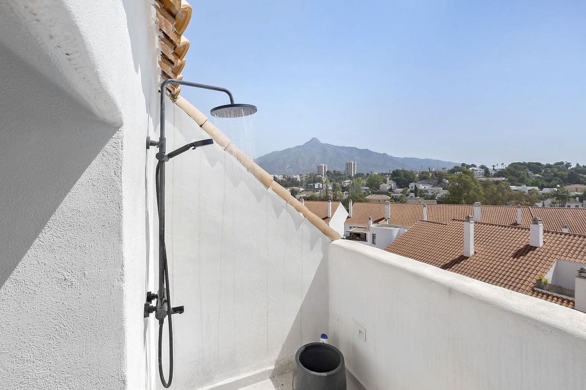 3 soverom Penthouse til salgs i Nueva Andalucia med svømmebasseng garasje - € 695 000 (Ref: 9726546)