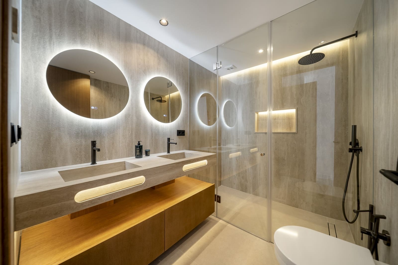 3 bedroom Apartment for sale in Nueva Andalucia with pool garage - € 1,650,000 (Ref: 9726550)