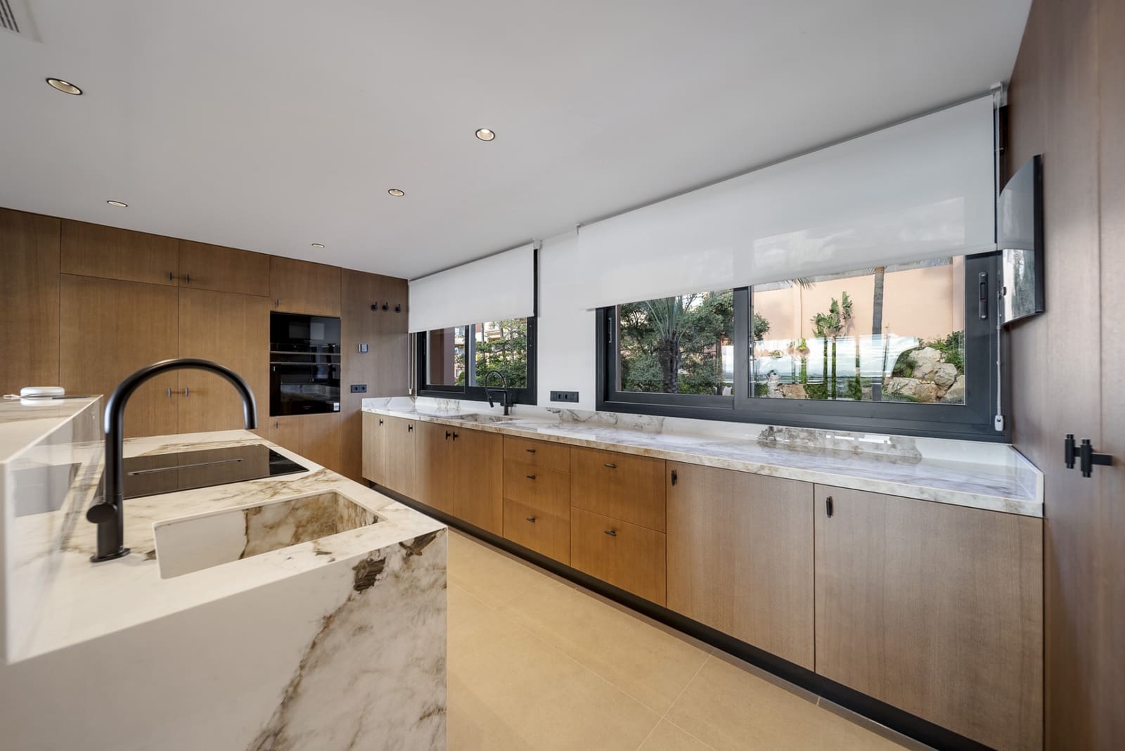 3 bedroom Apartment for sale in Nueva Andalucia with pool garage - € 1,650,000 (Ref: 9726550)