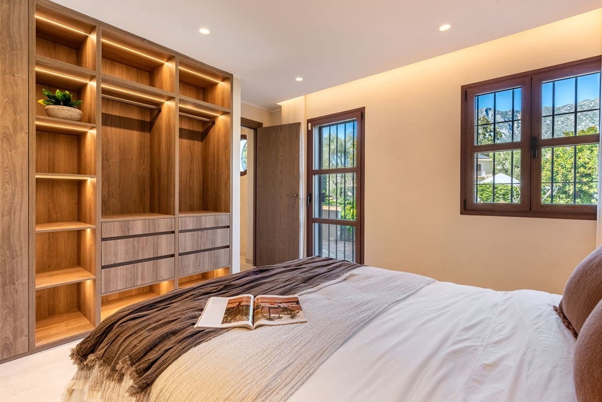 4 bedroom Townhouse for sale in Golden Mile with pool garage - € 2,495,000 (Ref: 9731911)