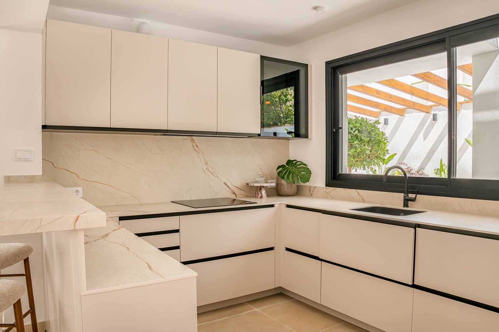 Chalet de 4 habitaciones en Nueva Andalucia en venta con piscina garaje - 1.795.000 € (Ref: 9735393)