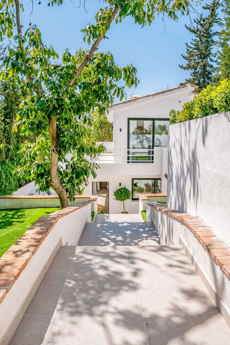 Chalet de 4 habitaciones en Nueva Andalucia en venta con piscina garaje - 1.795.000 € (Ref: 9735393)