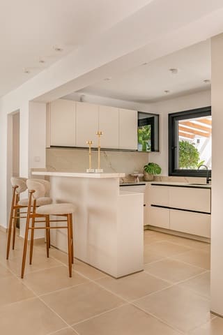 4 soverom Villa til salgs i Nueva Andalucia, Marbella med svømmebasseng garasje - € 1 795 000 (Ref: 9735393)