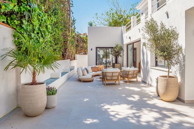 4 soverom Villa til salgs i Nueva Andalucia, Marbella med svømmebasseng garasje - € 1 795 000 (Ref: 9735393)