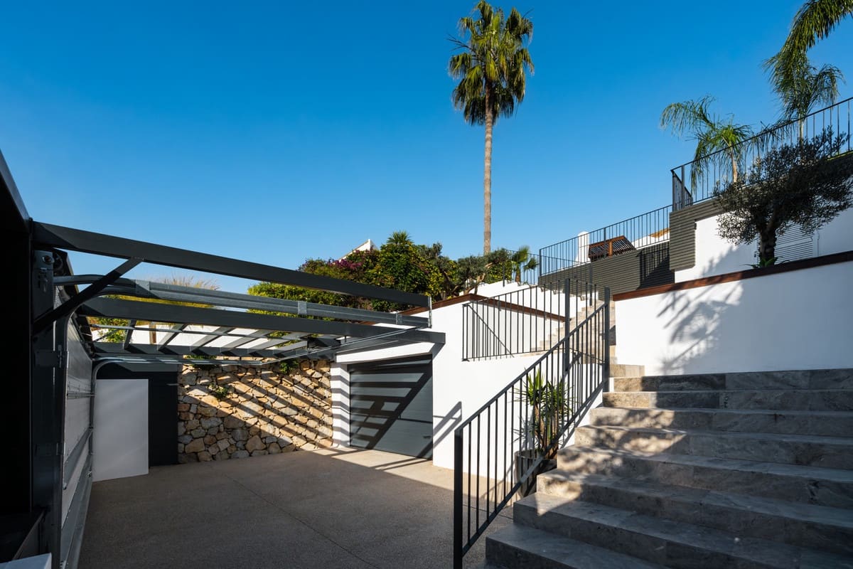 4 bedroom Villa for sale in Nueva Andalucia - € 4,250,000 (Ref: 9735394)