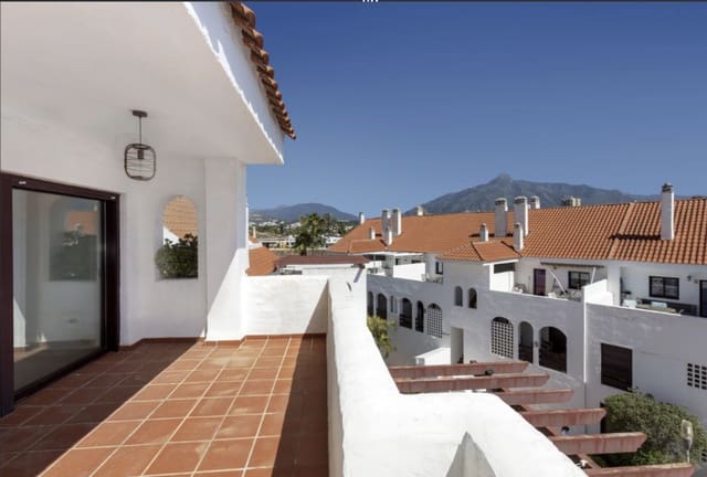 3 sypialnia Apartament na sprzedaż w Nueva Andalucia, Marbella z basenem garażem - 575 000 € (Ref: 9738403)