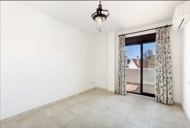 3 sypialnia Apartament na sprzedaż w Nueva Andalucia, Marbella z basenem garażem - 575 000 € (Ref: 9738403)