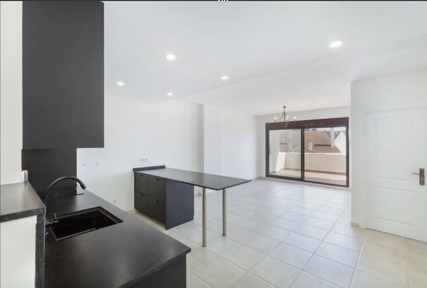 3 bedroom Apartment for sale in Nueva Andalucia with pool garage - € 575,000 (Ref: 9738403)