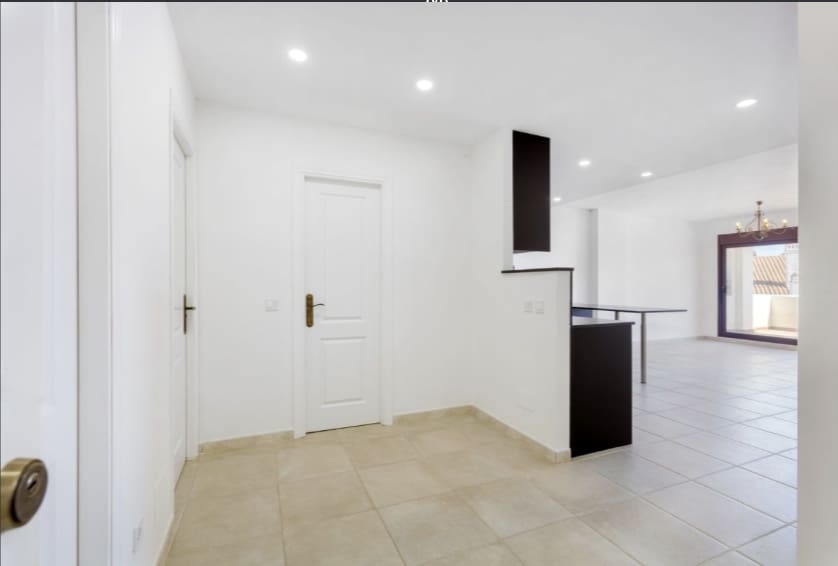 3 soverom Leilighet til salgs i Nueva Andalucia med svømmebasseng garasje - € 575 000 (Ref: 9738403)