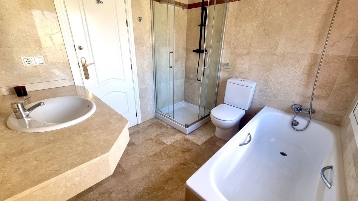 3 sypialnia Dom na sprzedaż w Nueva Andalucia z basenem garażem - 640 000 € (Ref: 9738404)