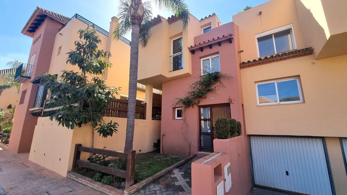 3 sypialnia Dom na sprzedaż w Nueva Andalucia z basenem garażem - 640 000 € (Ref: 9738404)