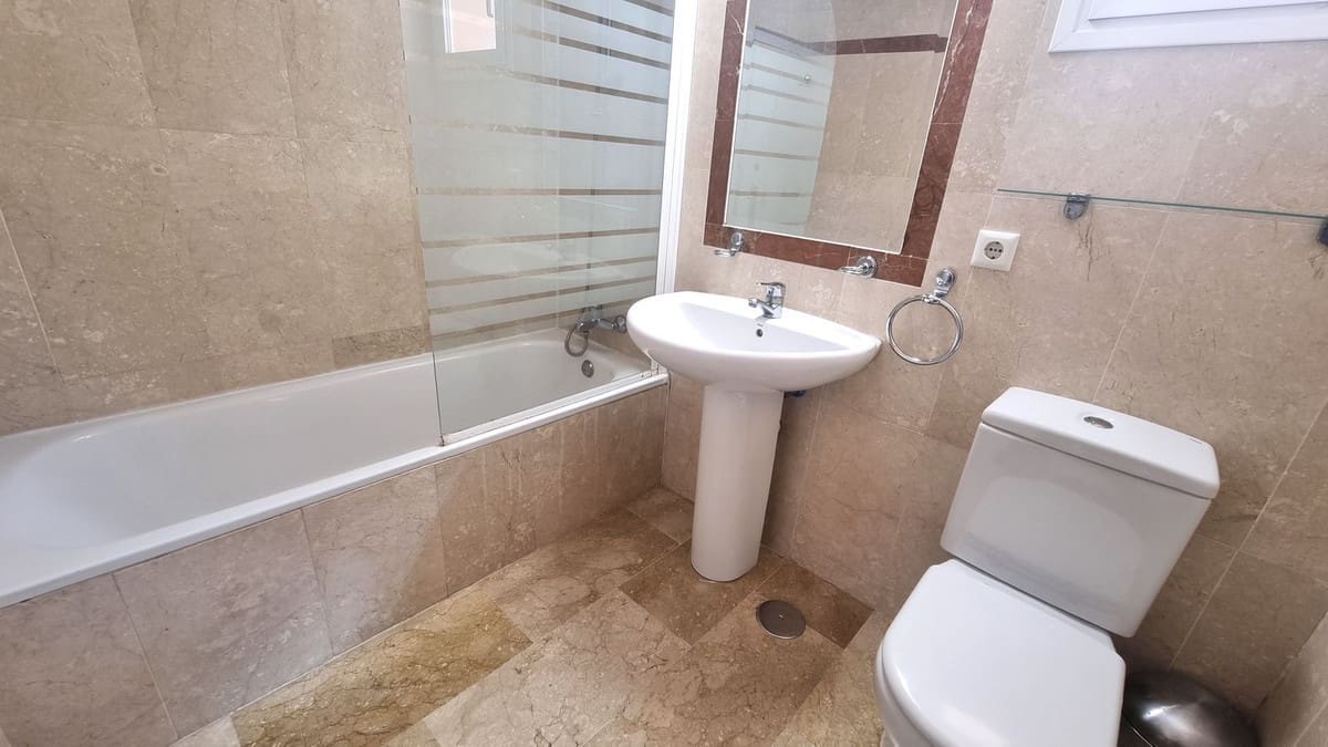 3 sypialnia Dom na sprzedaż w Nueva Andalucia z basenem garażem - 640 000 € (Ref: 9738404)