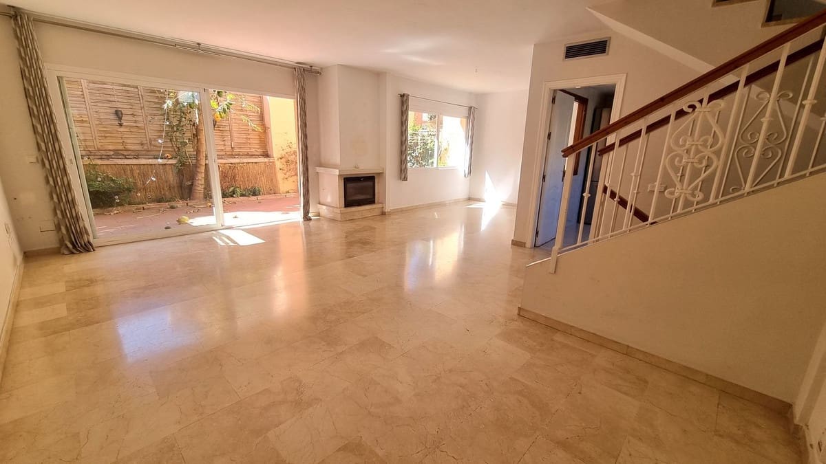 3 sypialnia Dom na sprzedaż w Nueva Andalucia z basenem garażem - 640 000 € (Ref: 9738404)
