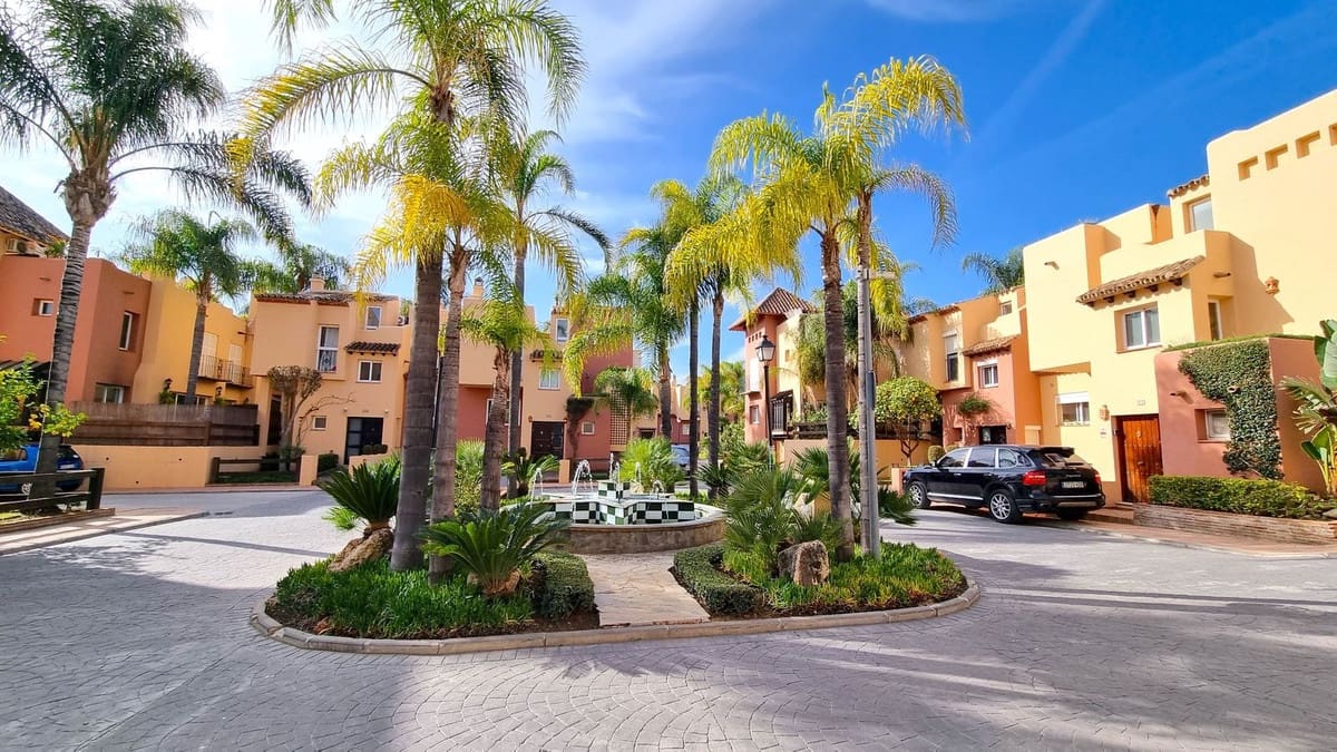 3 sypialnia Dom na sprzedaż w Nueva Andalucia z basenem garażem - 640 000 € (Ref: 9738404)