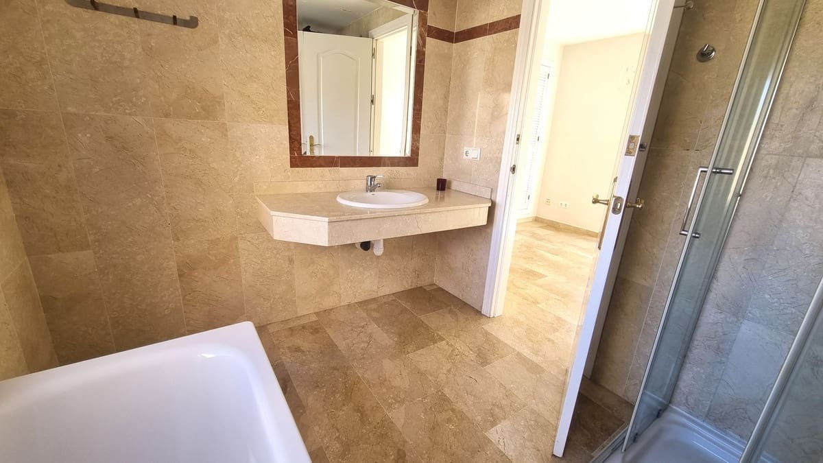 3 sypialnia Dom na sprzedaż w Nueva Andalucia z basenem garażem - 640 000 € (Ref: 9738404)